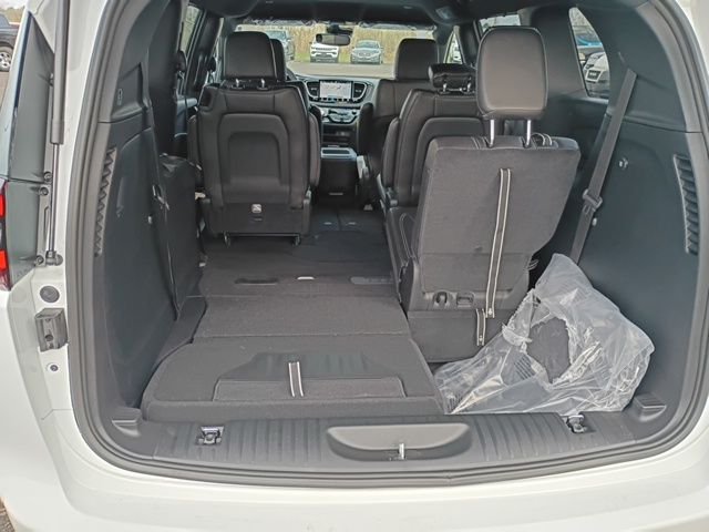 New 2026 Bright White Clear-Coat Exterior Paint Chrysler Select image 10
