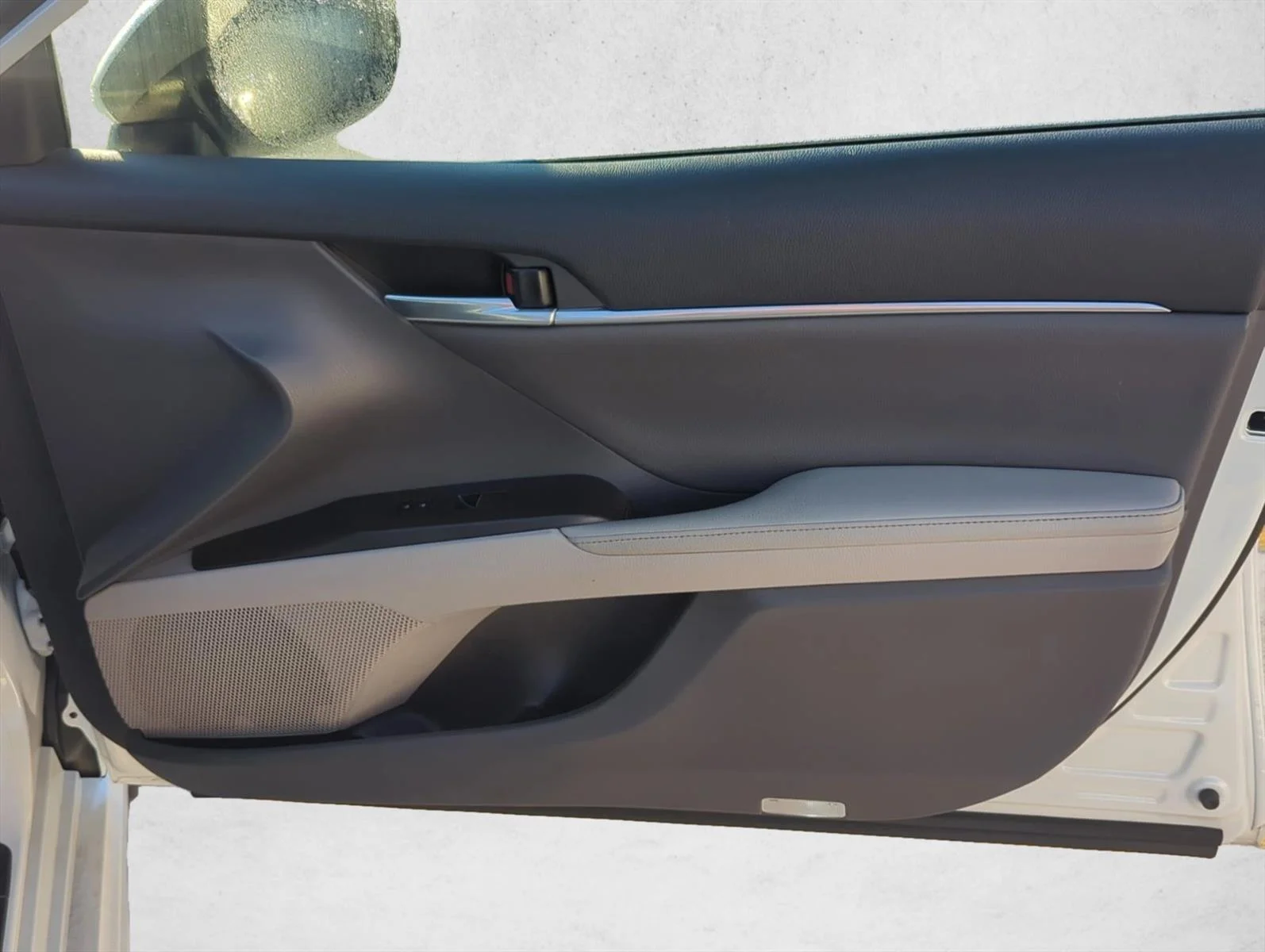 Used 2021 Wind Chill Pearl Toyota XSE image 25