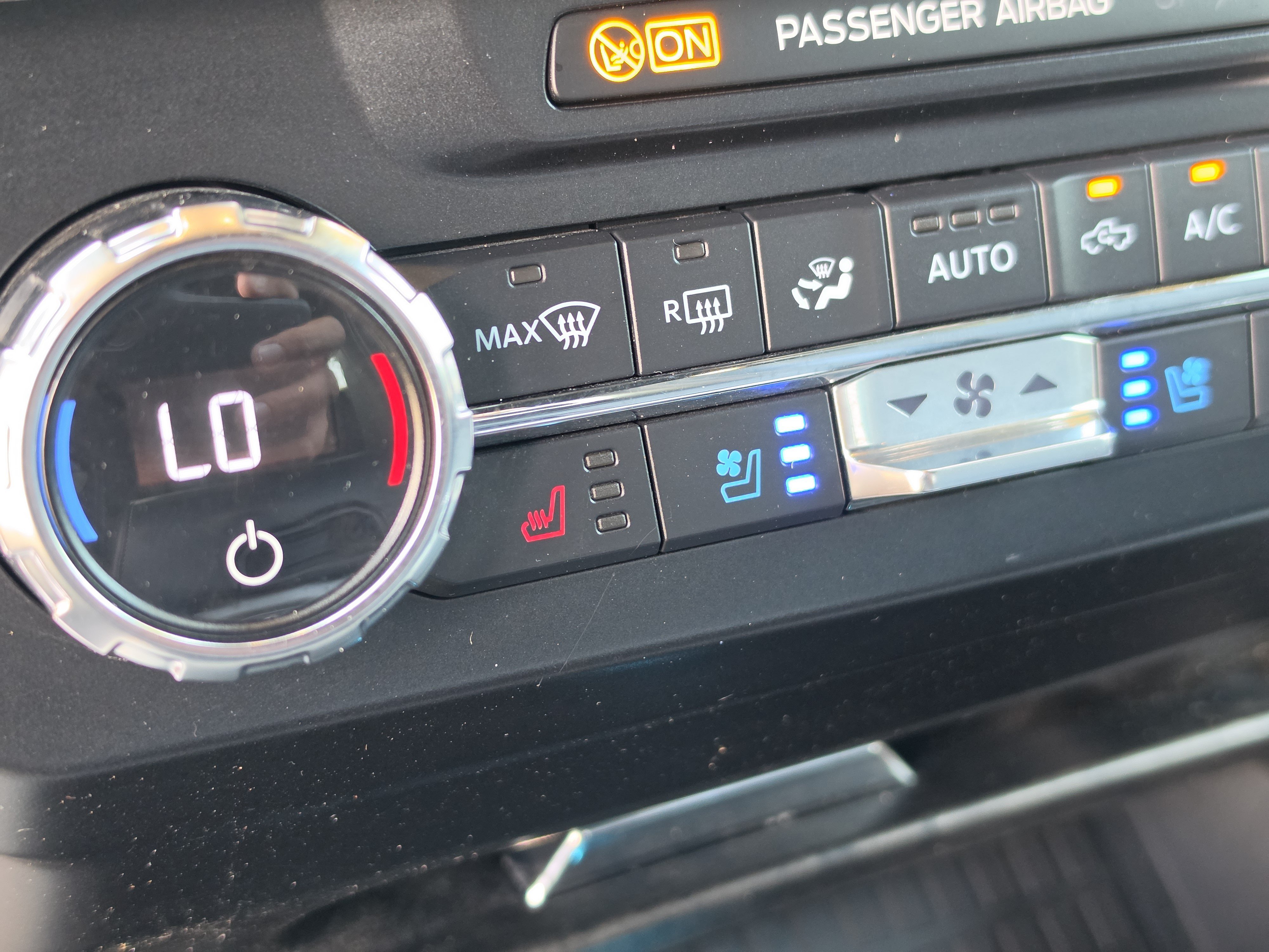 Used 2022 Black Metallic Ford LARIAT image 32