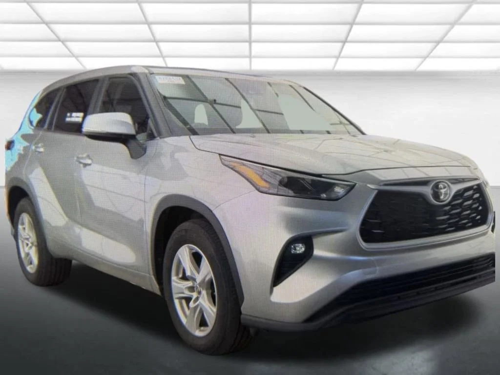 2024 Toyota Highlander LE FWD's photo