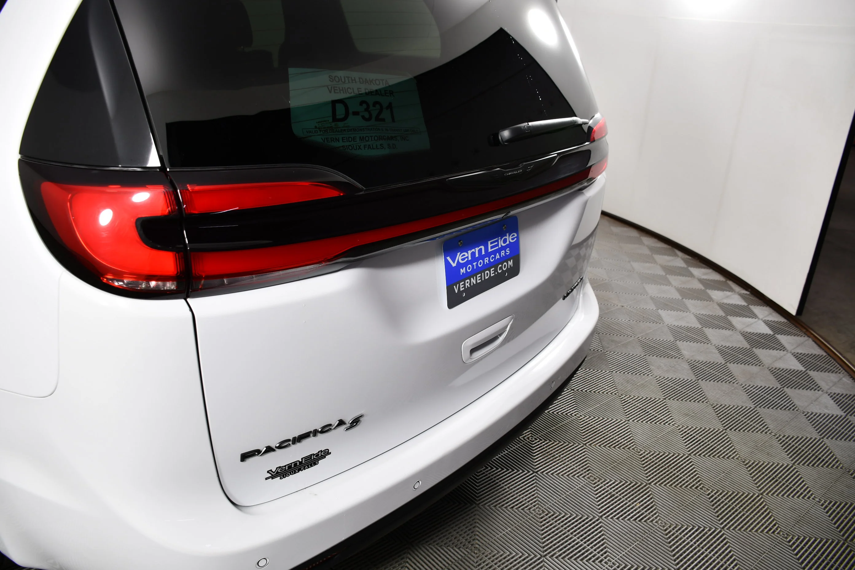 Used 2025 Bright White Clearcoat Chrysler Limited image 15