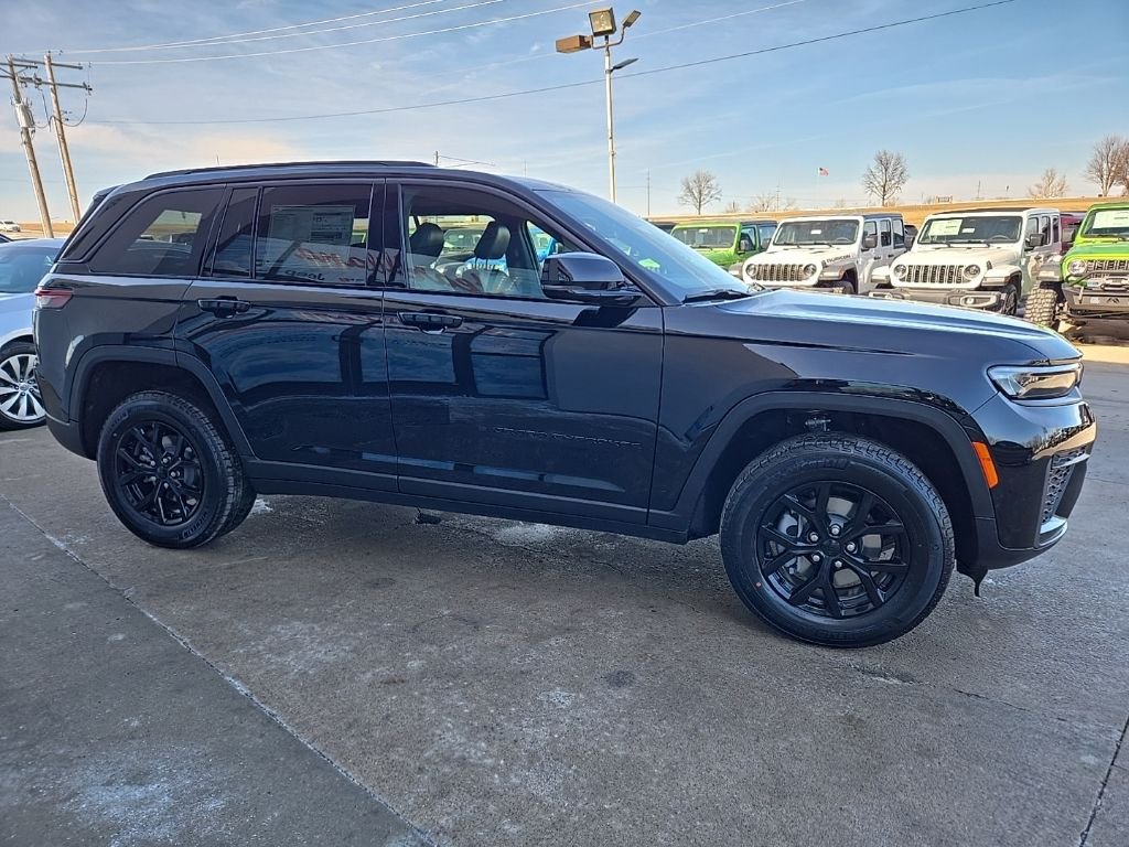 New 2026 Diamond Black Crystal Pearl-Coat Exterior Paint Jeep Altitude image 13