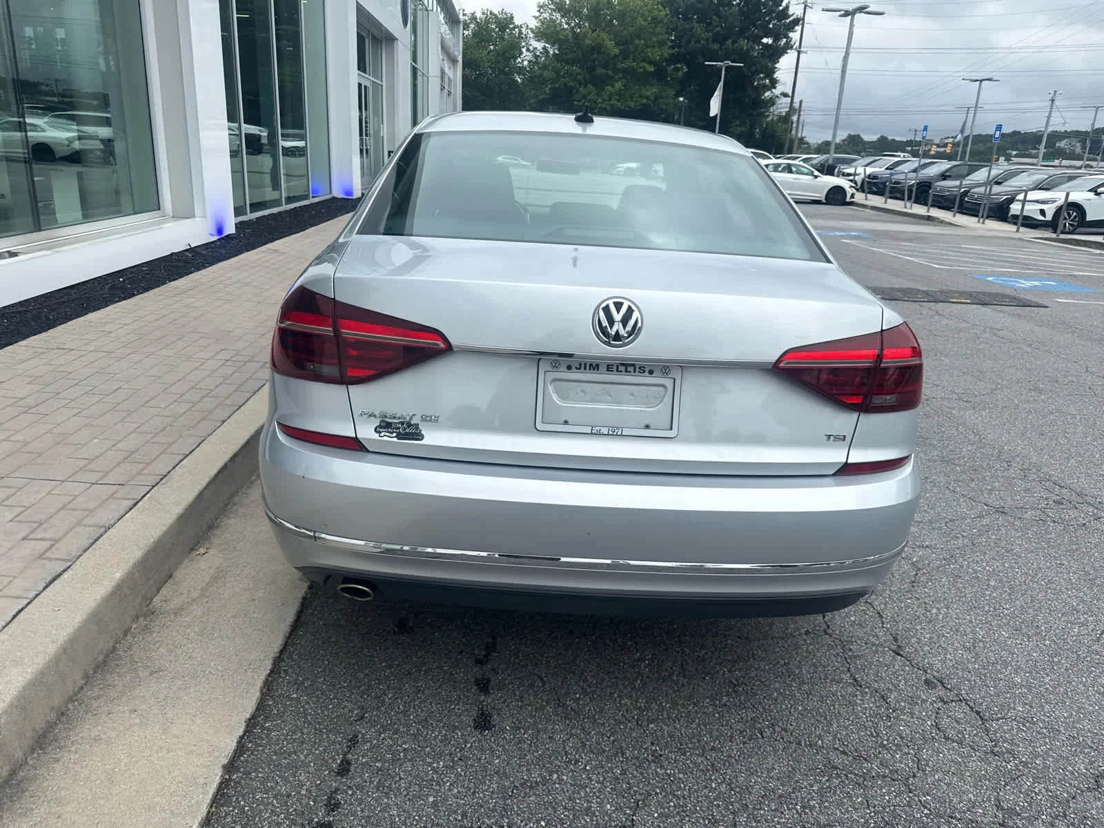 Used 2018 Reflex Silver Metallic Volkswagen 2.0T SE image 6