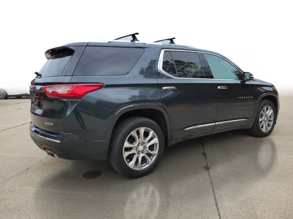 Used 2018 GRAPHITE METALLIC Chevrolet Premier image 4