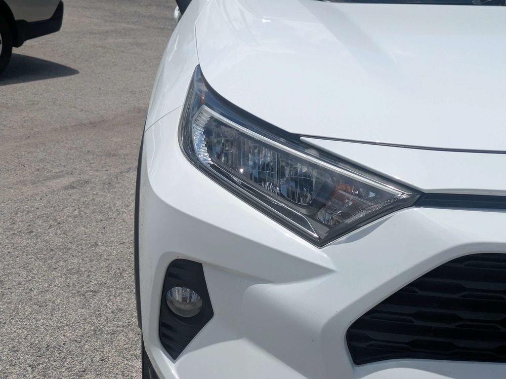 Used 2020 White Toyota XLE image 9