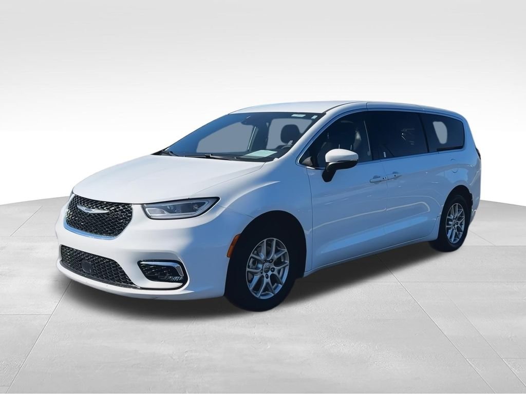 Used 2023 White Chrysler Touring image 4