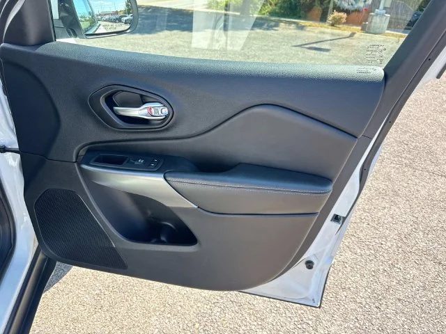Used 2021 White Jeep Latitude Lux image 23