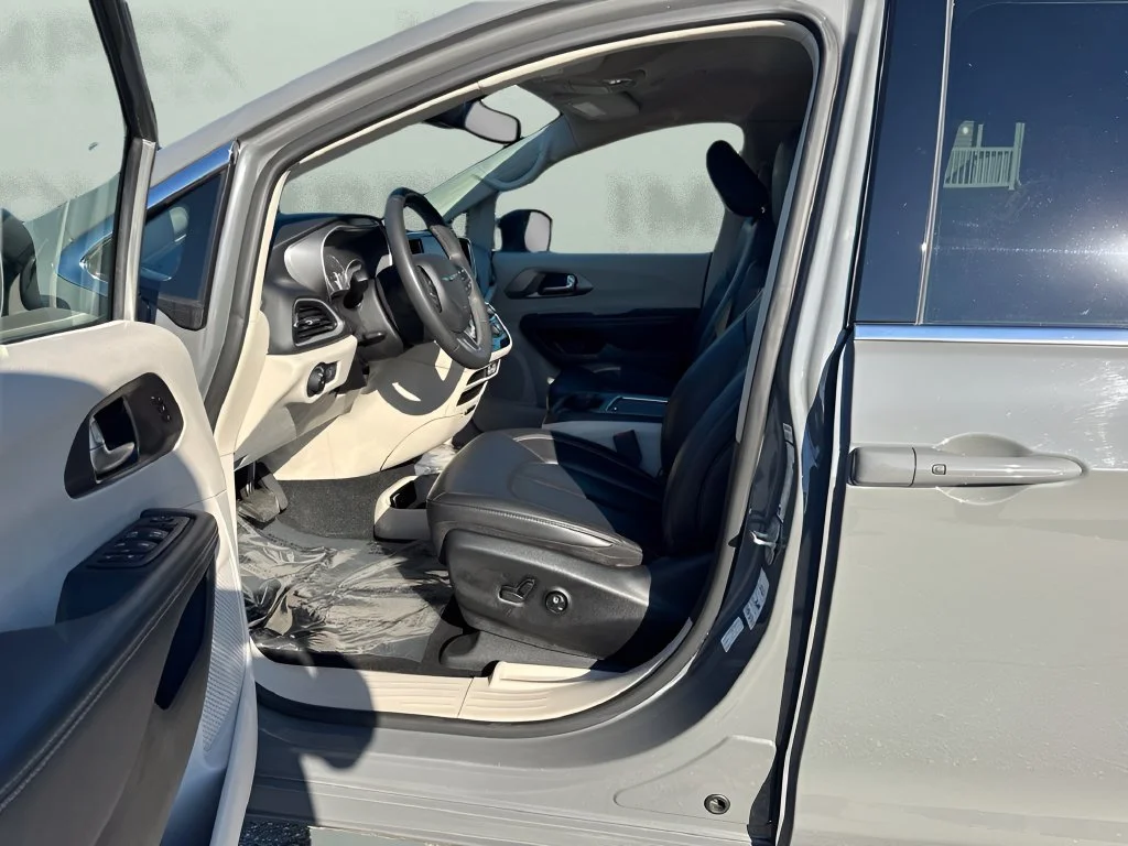 Used 2023 White Chrysler Touring L image 9