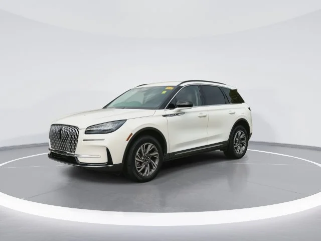 Used 2026 White Lincoln Premiere image 4