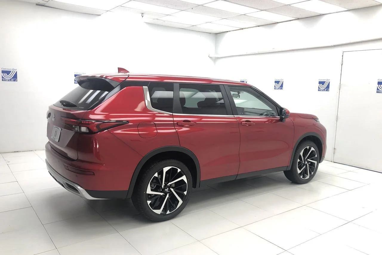 Used 2022 Red Diamond Mitsubishi  image 8