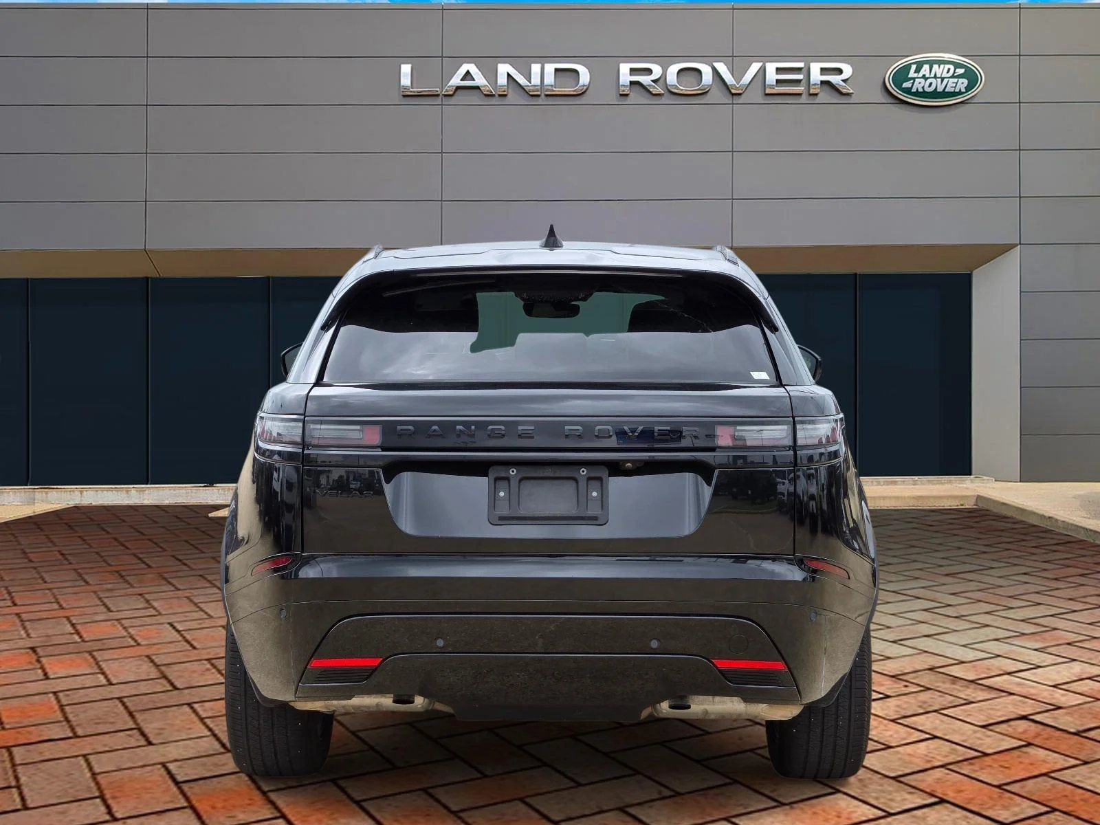 Used 2025 Santorini Black Metallic Land Rover Dynamic SE image 5