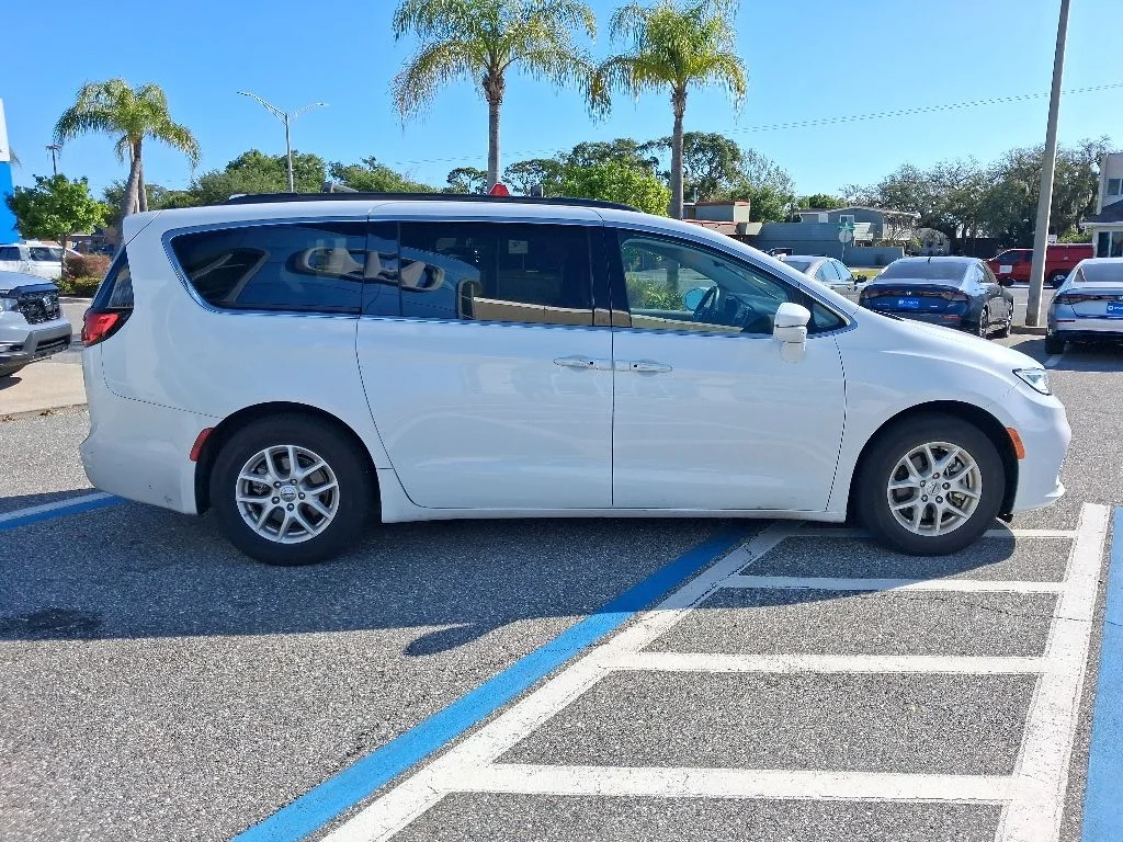 Used 2022 White Chrysler Touring L image 4