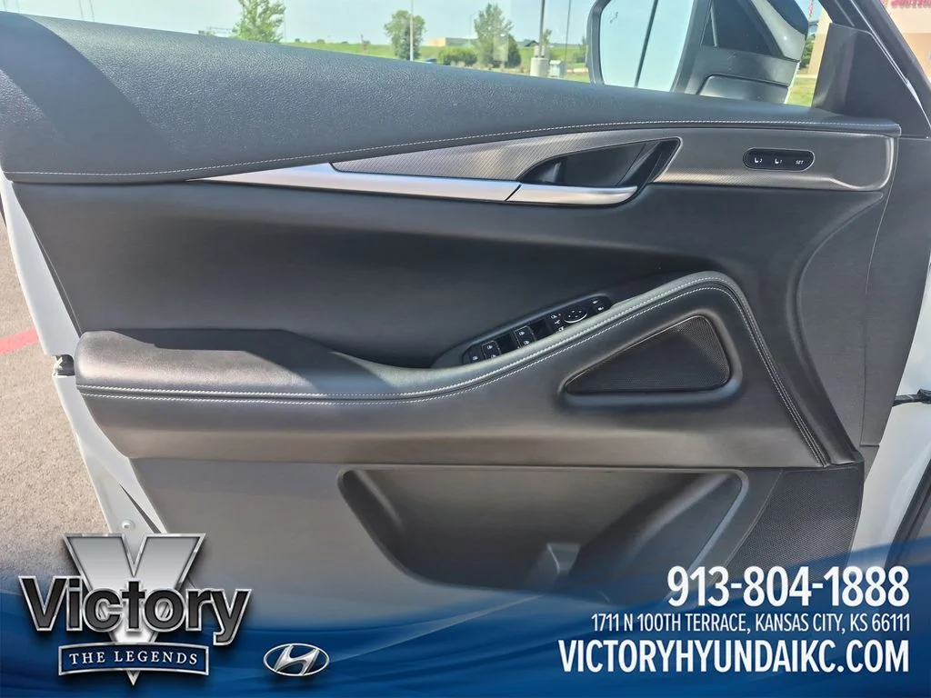 Used 2022 White INFINITI LUXE image 10