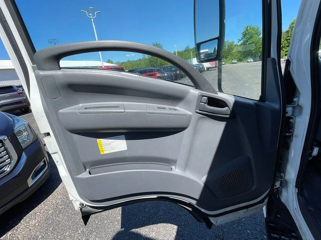 Used 2021 White Isuzu  image 17