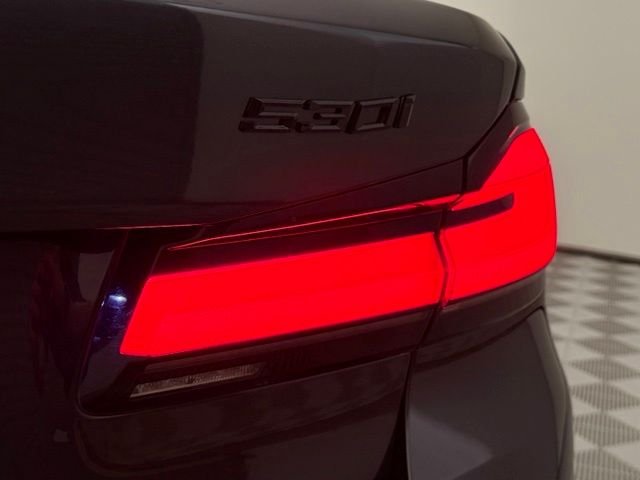 Used 2021 Dark Graphite Metallic BMW 530i image 15