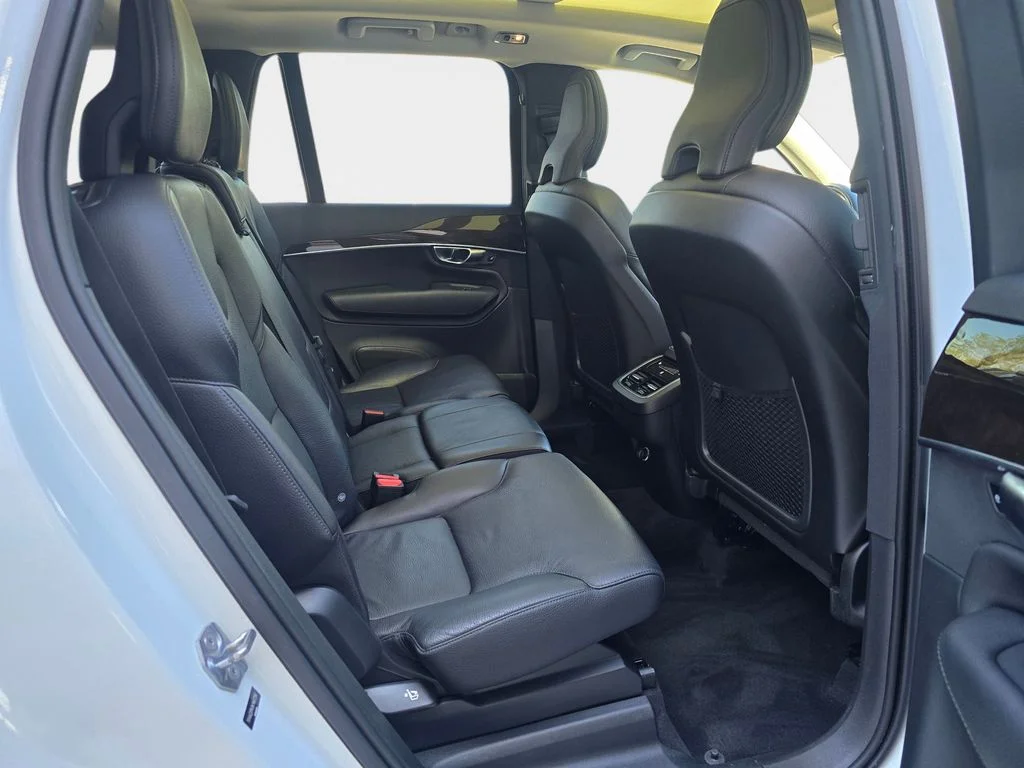 Used 2019 White Volvo T6 Momentum image 13