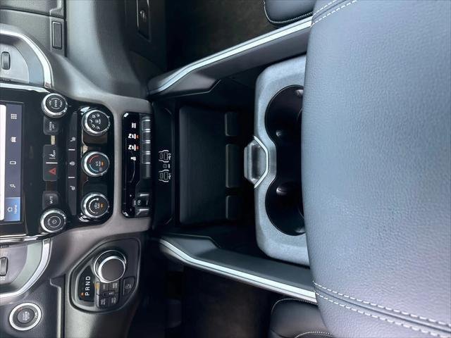 New 2026 Diamond Black Crystal Pearl-Coat Exterior Paint RAM BIG HORN image 23