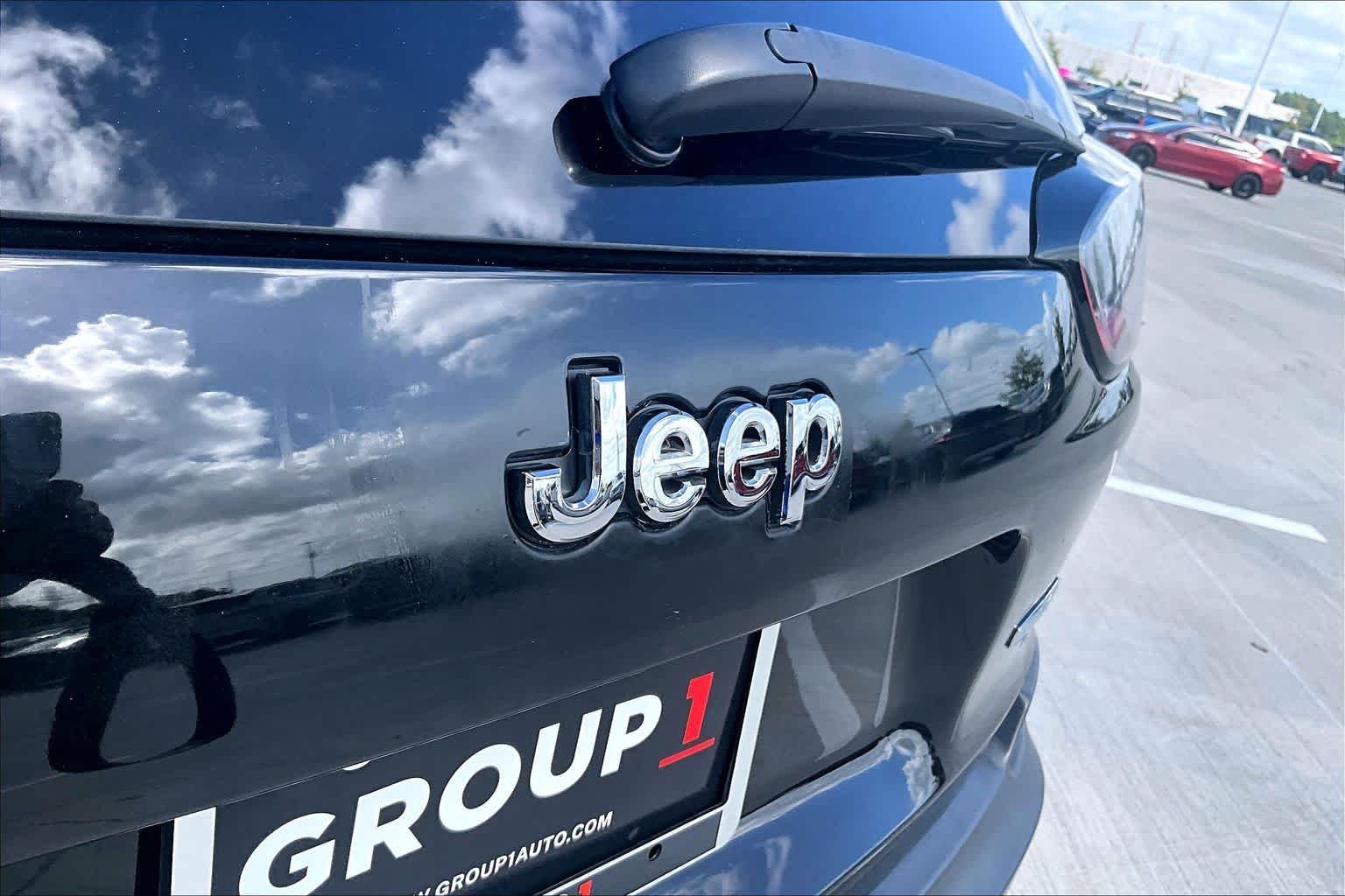 Used 2019 Diamond Black Crystal Pearlcoat Jeep Latitude Plus image 29
