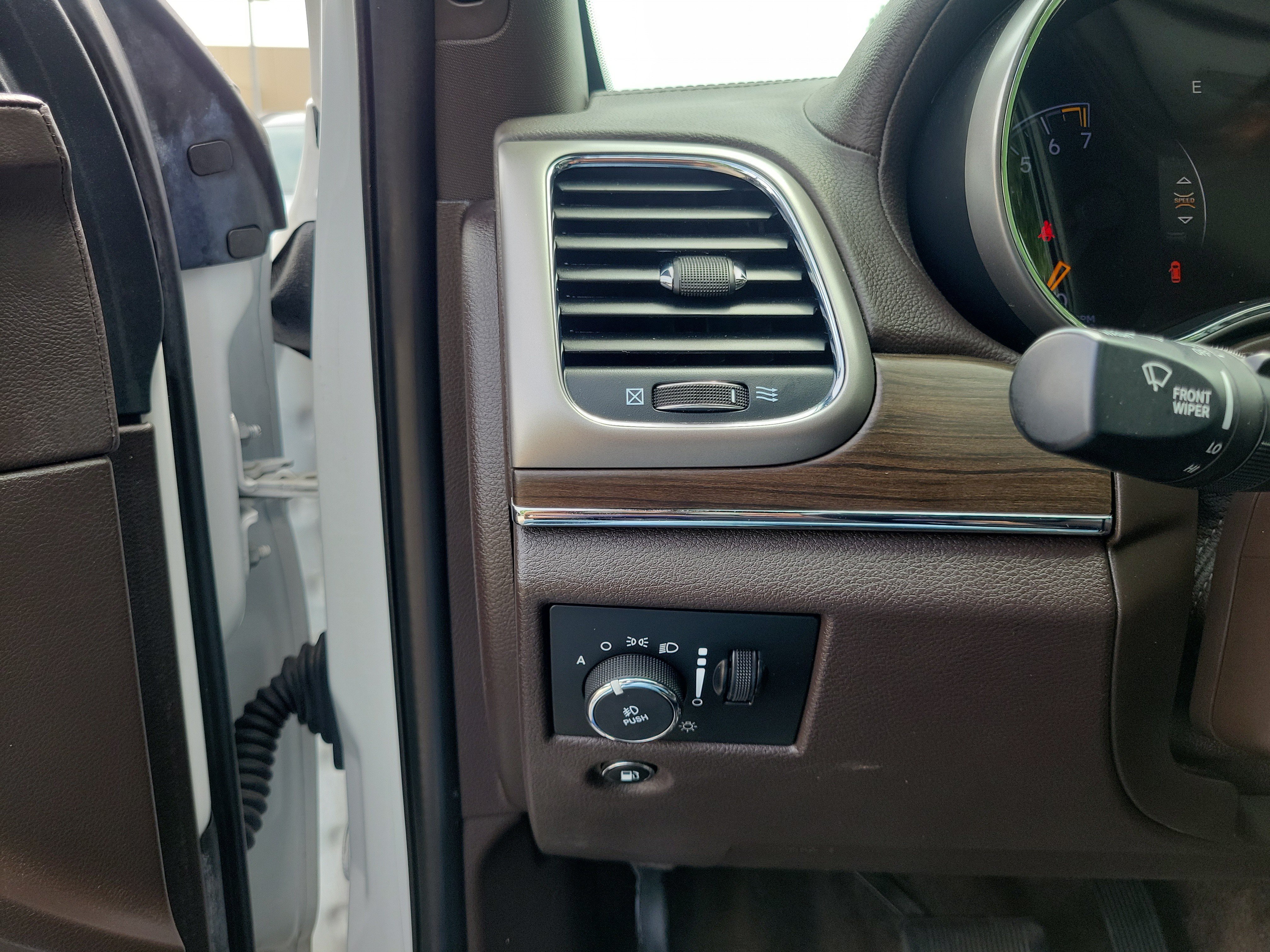 Used 2018 Ivory 3-Coat Jeep Overland image 20