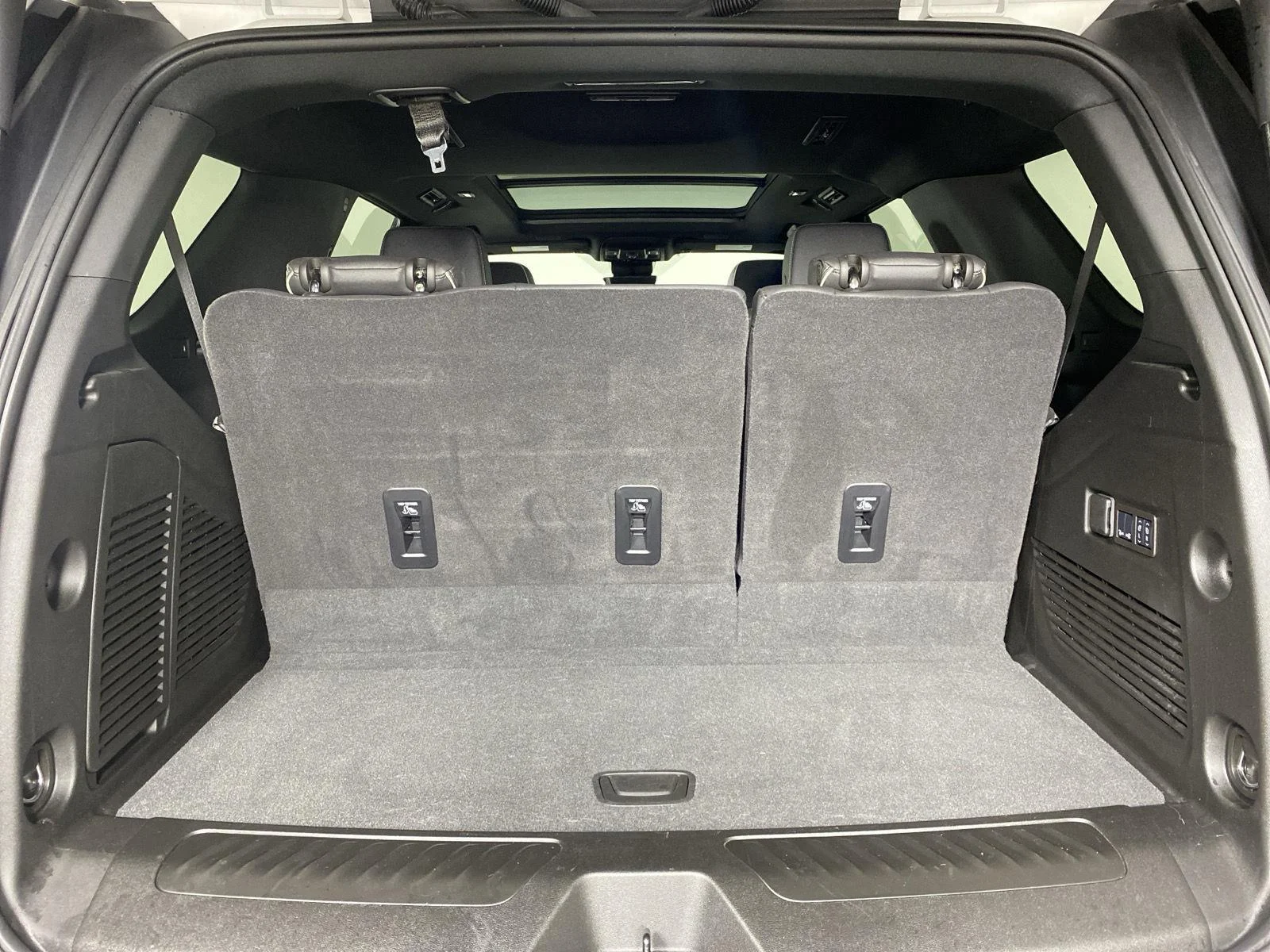 Used 2025 Summit White GMC Elevation image 31