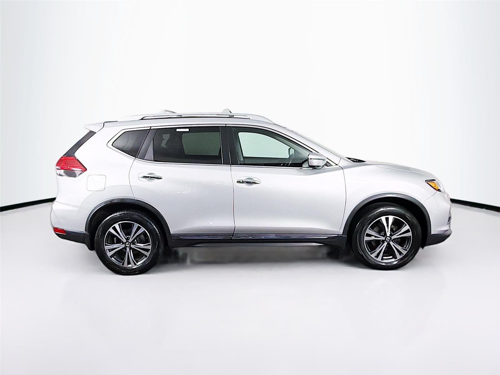 Used 2017 Brilliant Silver Nissan SL image 12