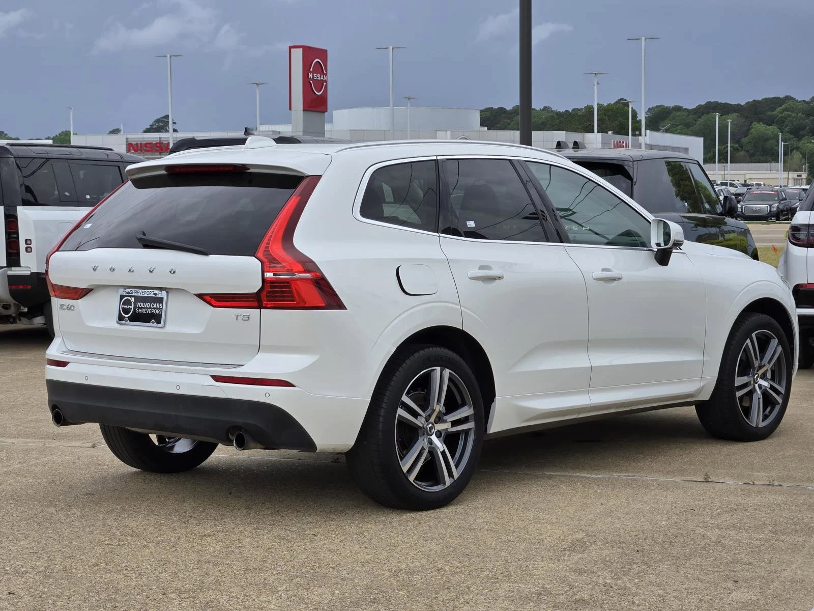 Used 2020 Crystal White Volvo Momentum image 4