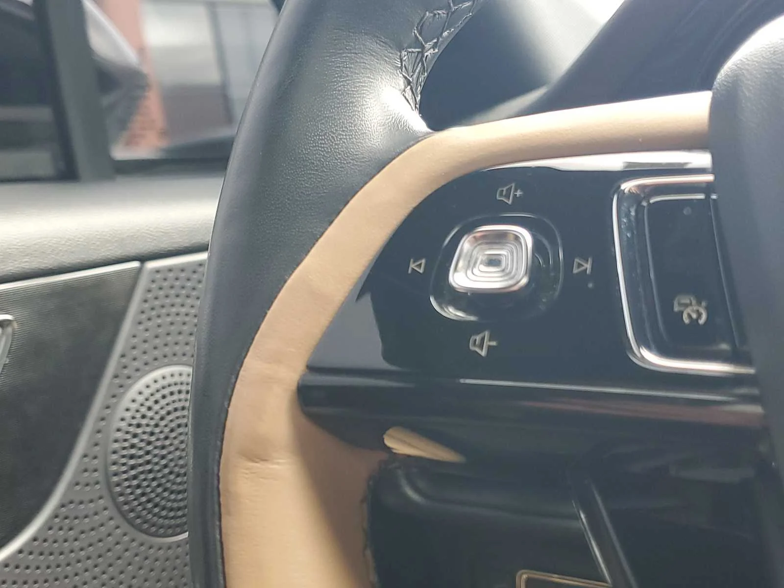 Used 2023  Lincoln Grand Touring image 23