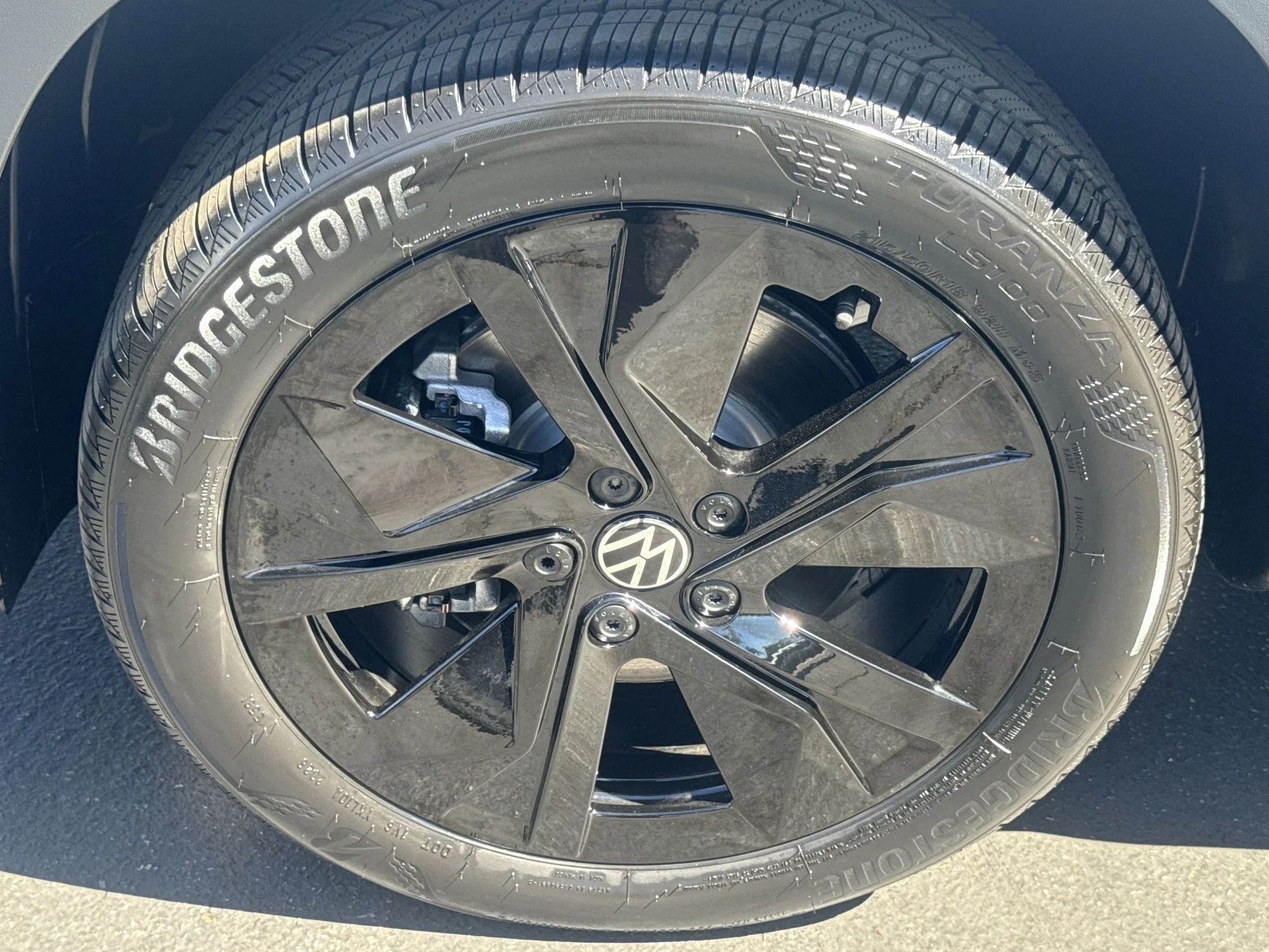 New 2027 Monument Gray w/Deep Black Roof Volkswagen SE Black image 11