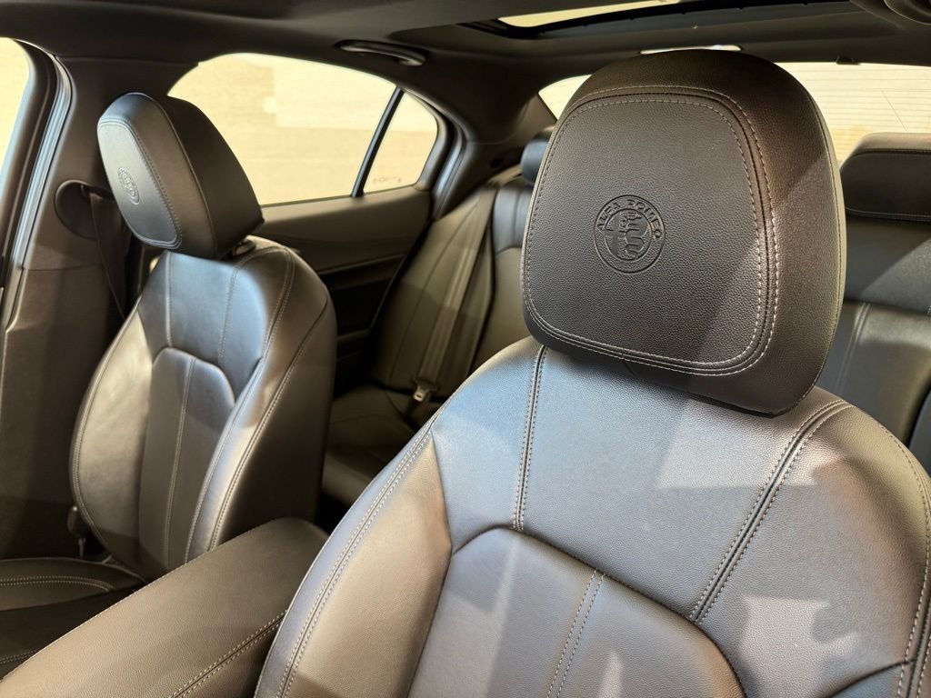 New 2025 Moonlight Gray Metallic Exterior Paint Alfa Romeo Base image 29