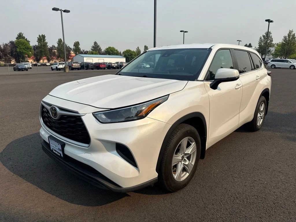 Used 2023 Pearl Toyota L image 3