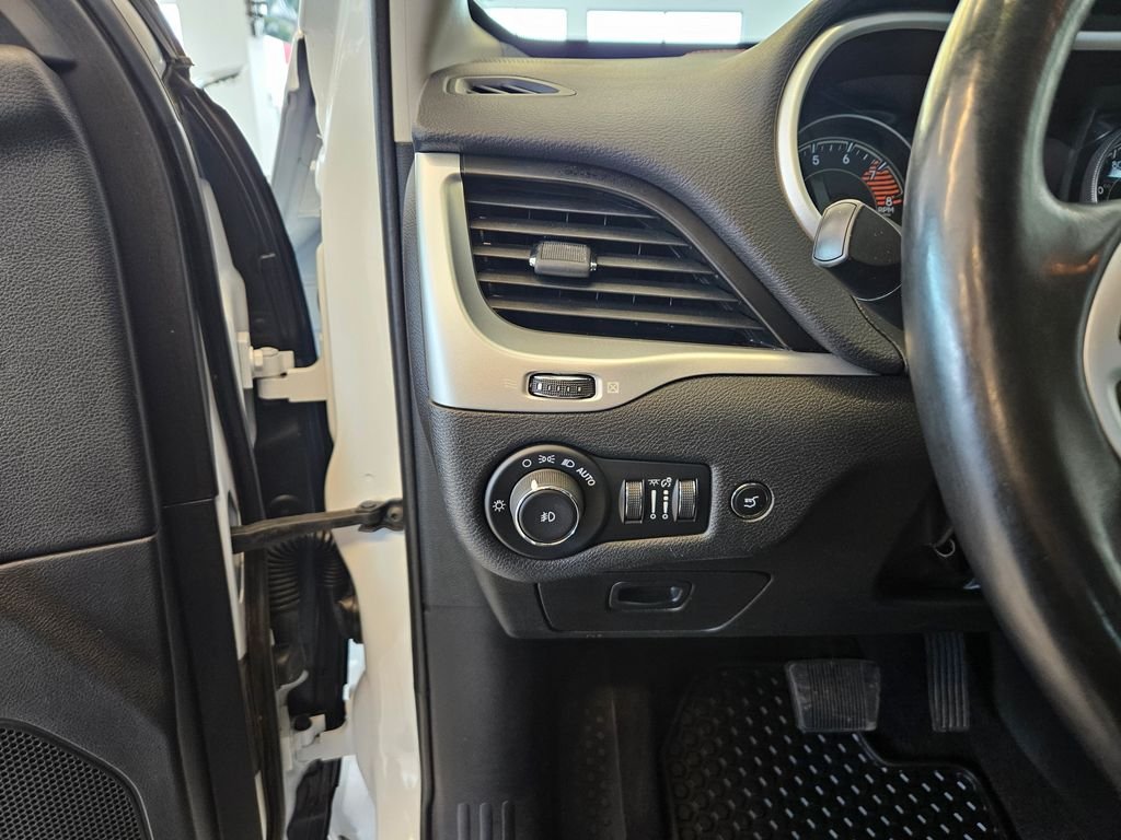 Used 2018 Bright White Clearcoat Jeep Trailhawk image 17