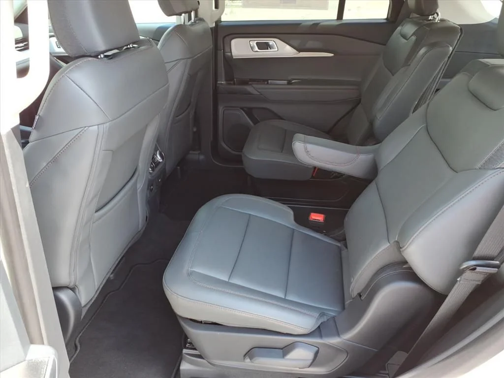 New 2026 Star White Metallic Tri-Coat Ford Active image 5