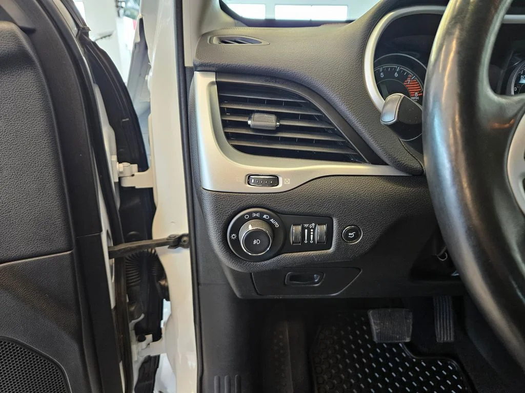 Used 2018 White Jeep Trailhawk image 17