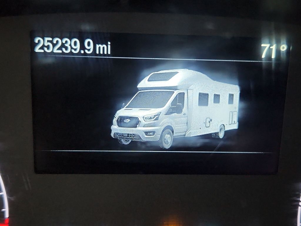Used 2022 White Ford Box Truck image 28