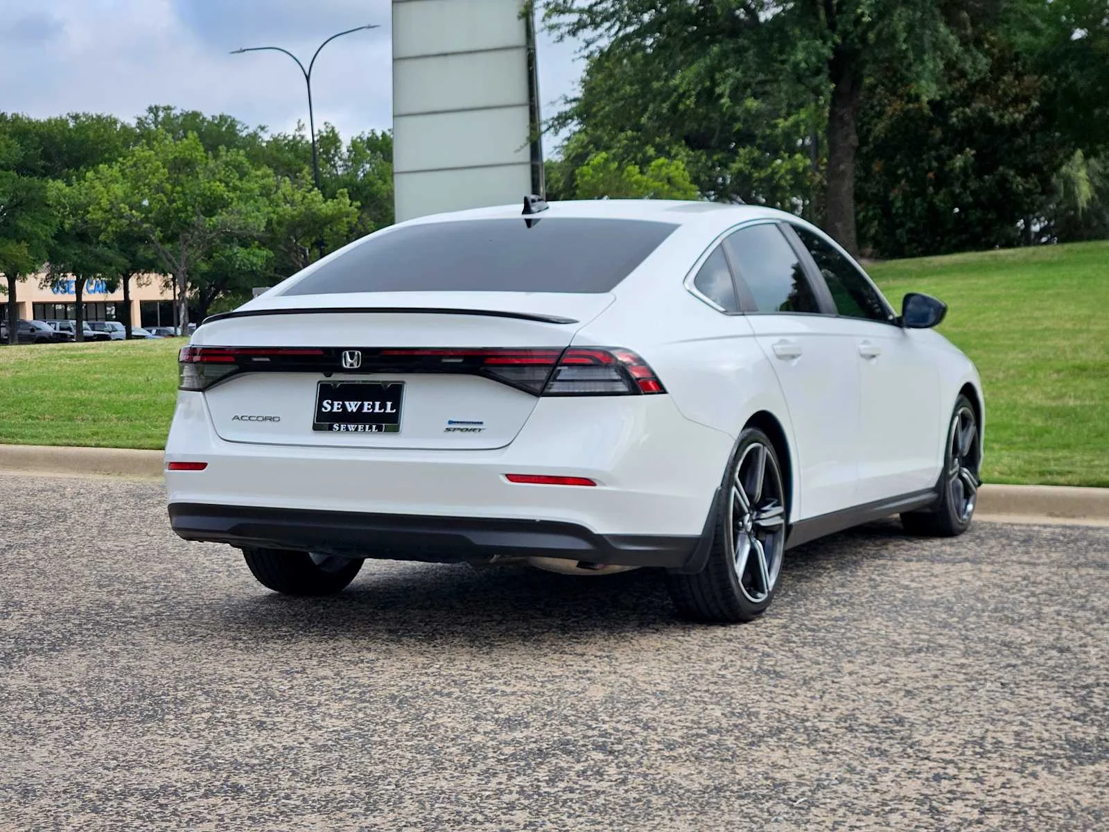 Used 2024 Platinum White Pearl Honda Sport image 4