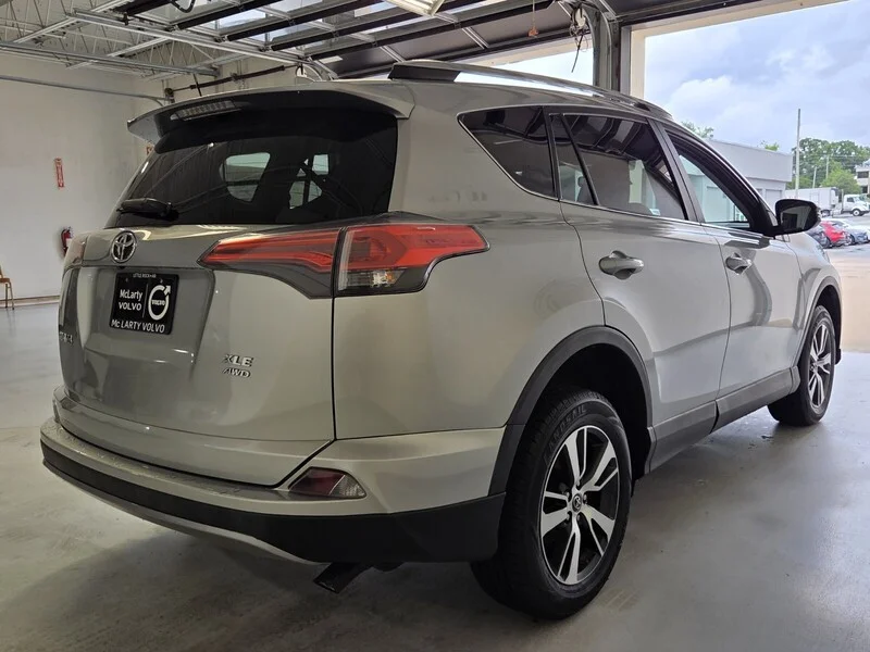 Used 2018 Silver Sky Metallic TOYOTA XLE AWD image 6