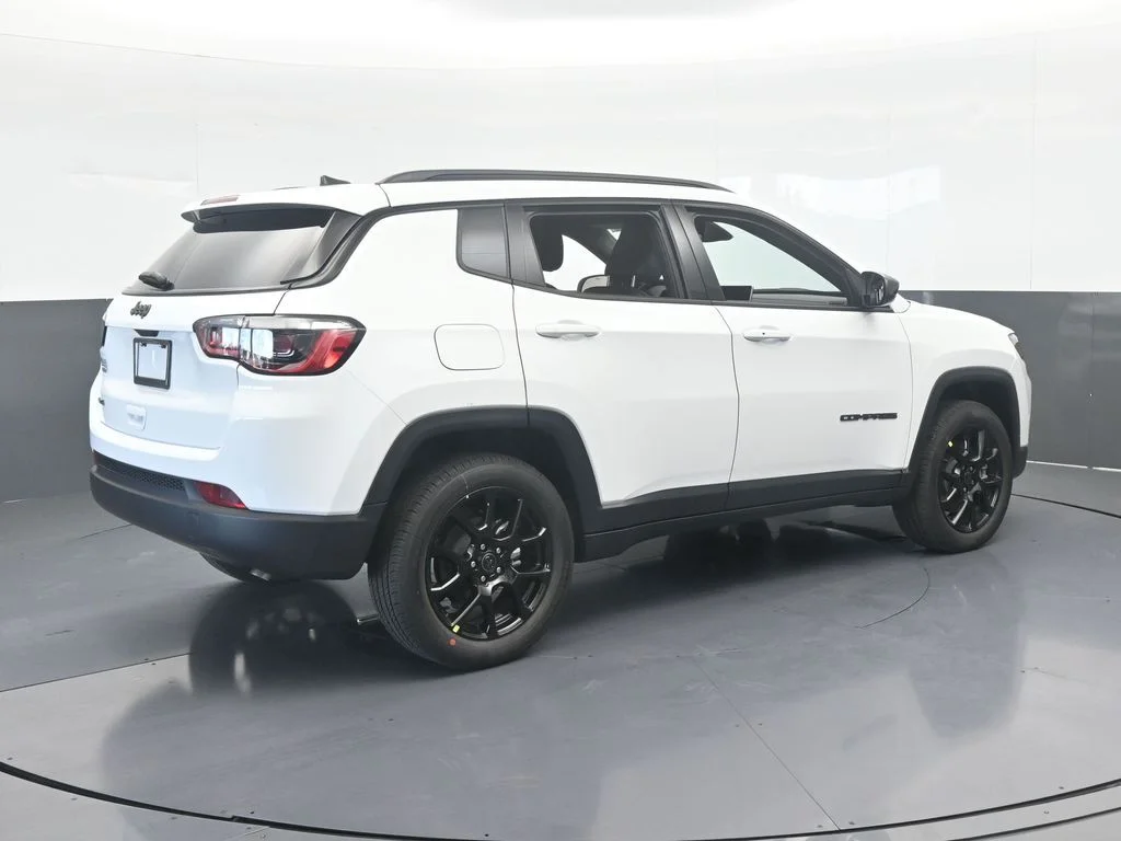 New 2026 Bright White Clear-Coat Exterior Paint Jeep Latitude image 6