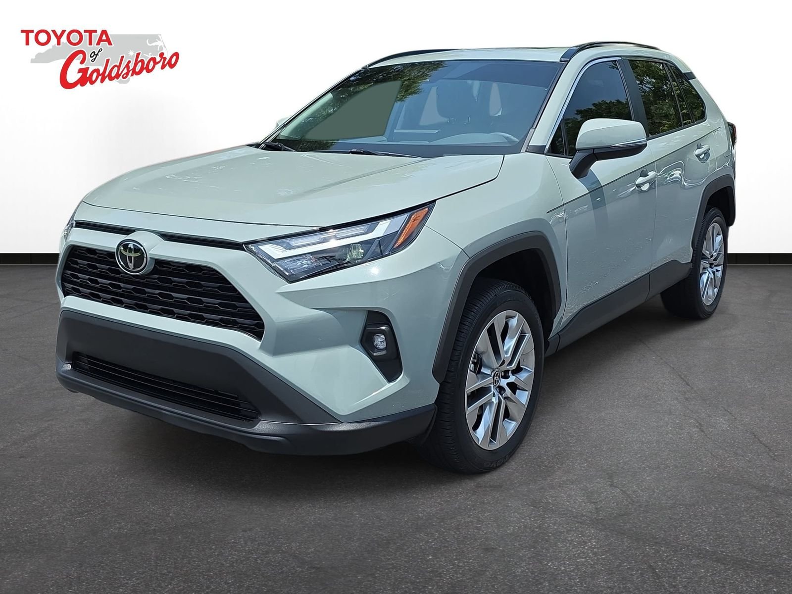 Used 2023  Toyota XLE Premium image 1