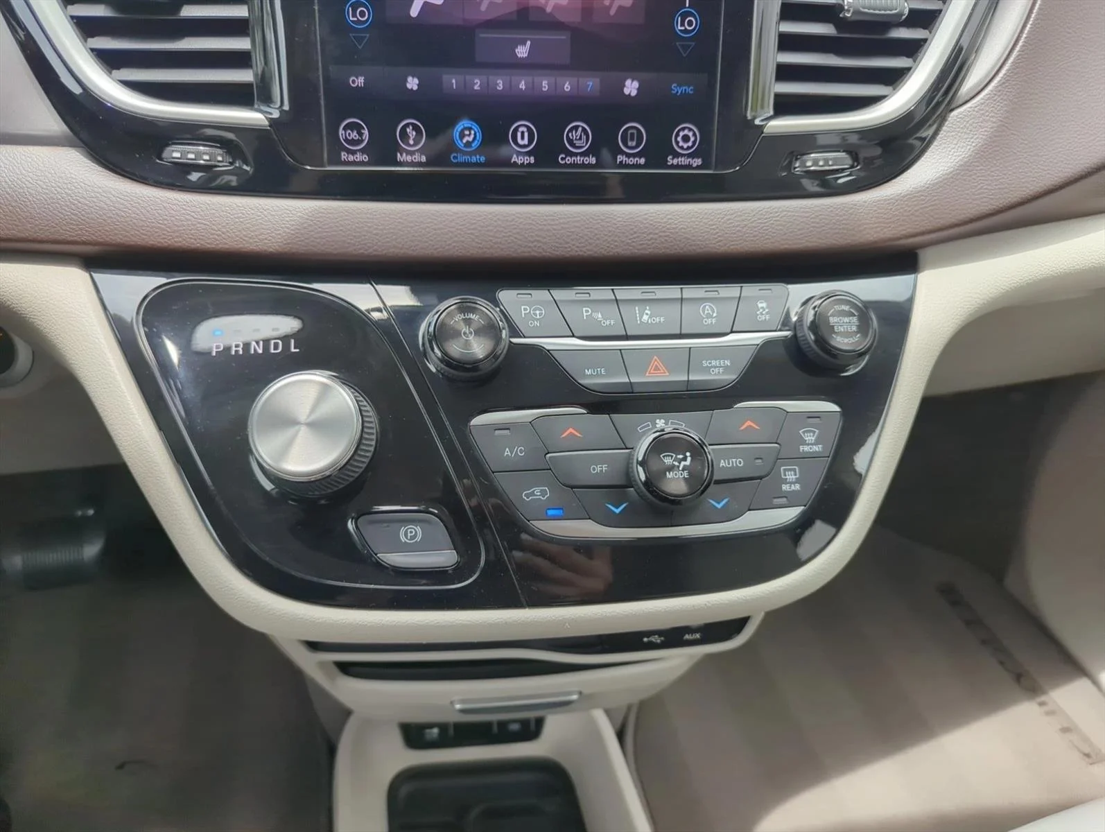 Used 2018 Brilliant Black Crystal Pearlcoat Chrysler Touring L image 8