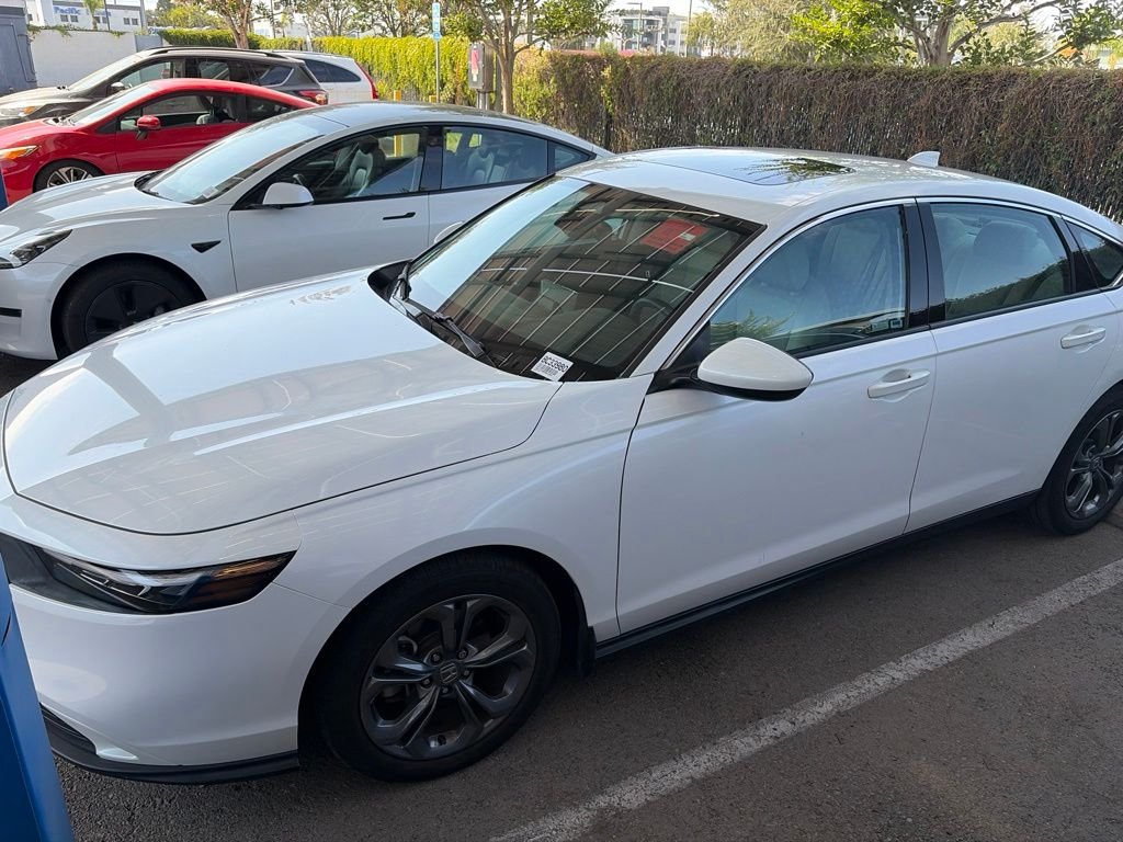 Used 2023 White Honda EX image 8