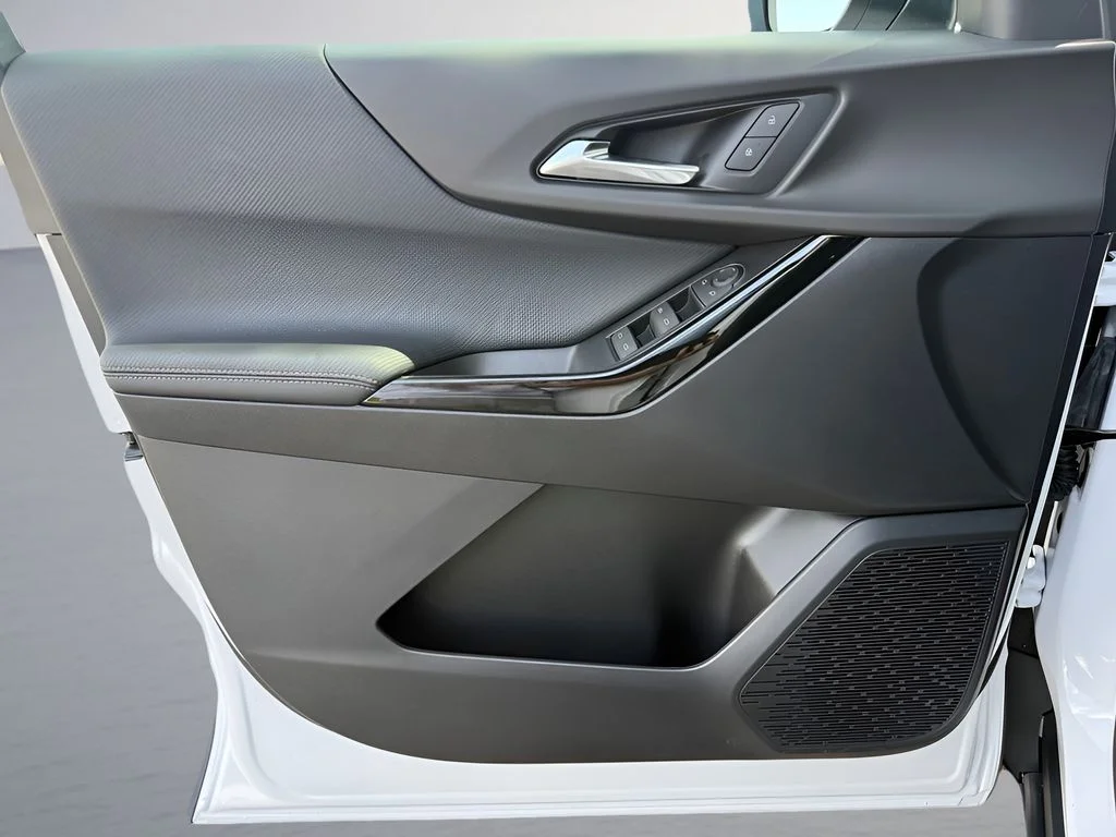 New 2027 White Chevrolet LT image 9