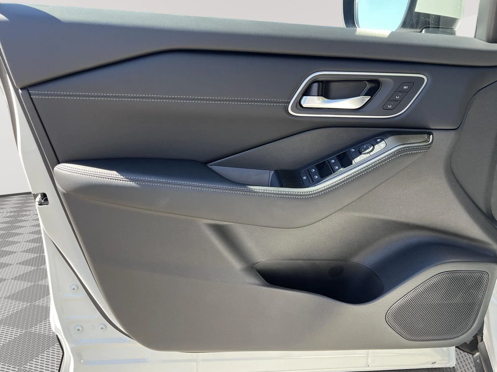New 2026 Everest White Pearl TriCoat Nissan Platinum image 18