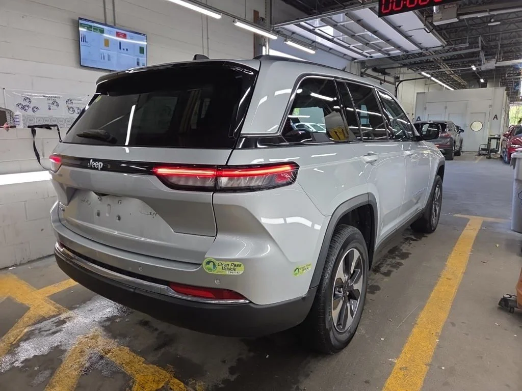Used 2022 Silver Jeep 4xe image 11