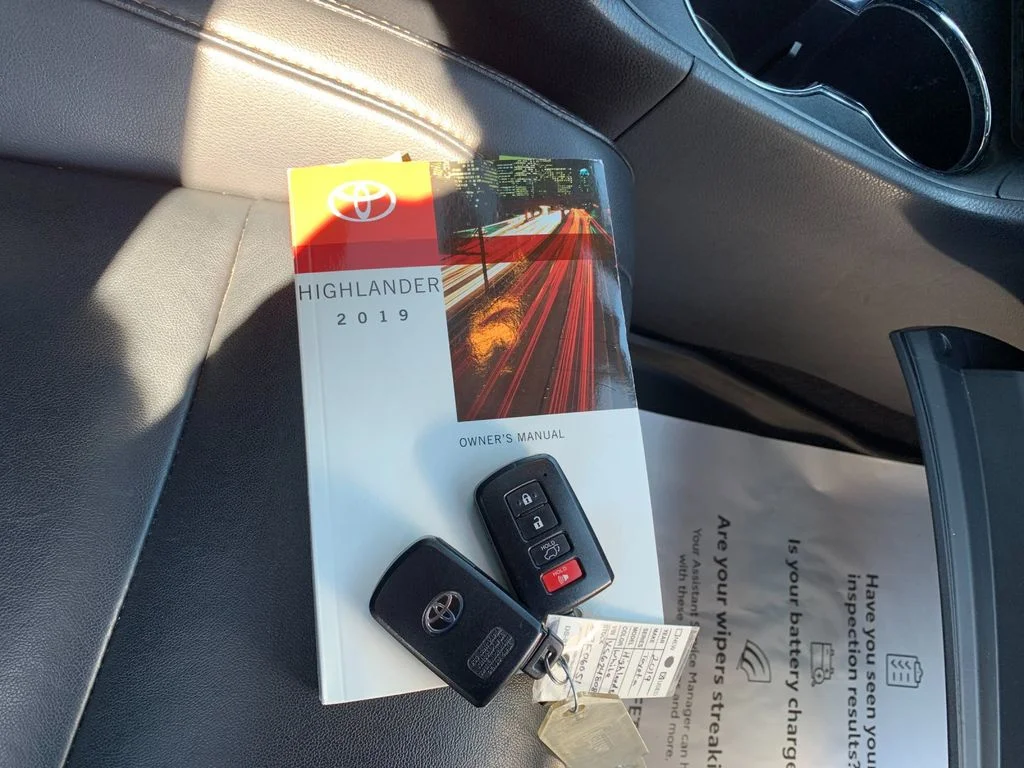 Used 2019 White Toyota XLE image 9