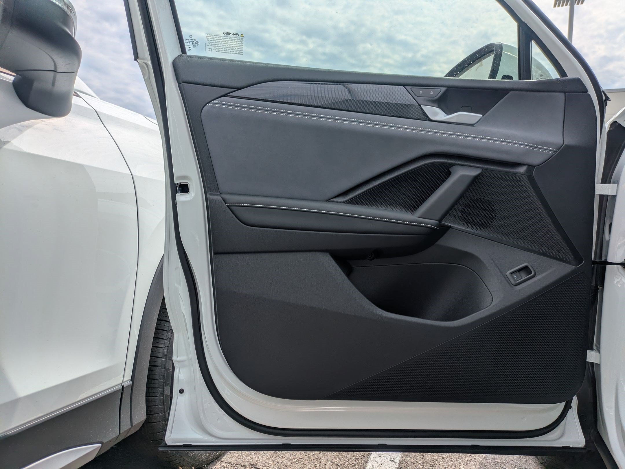 New 2026 Pure White Volkswagen SE image 10