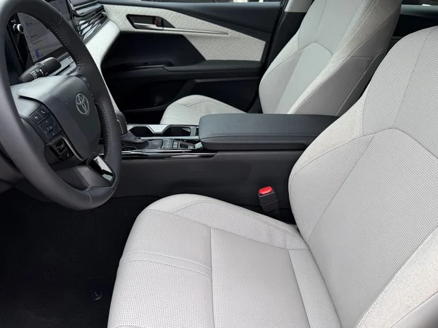 Used 2025  Toyota XLE image 9