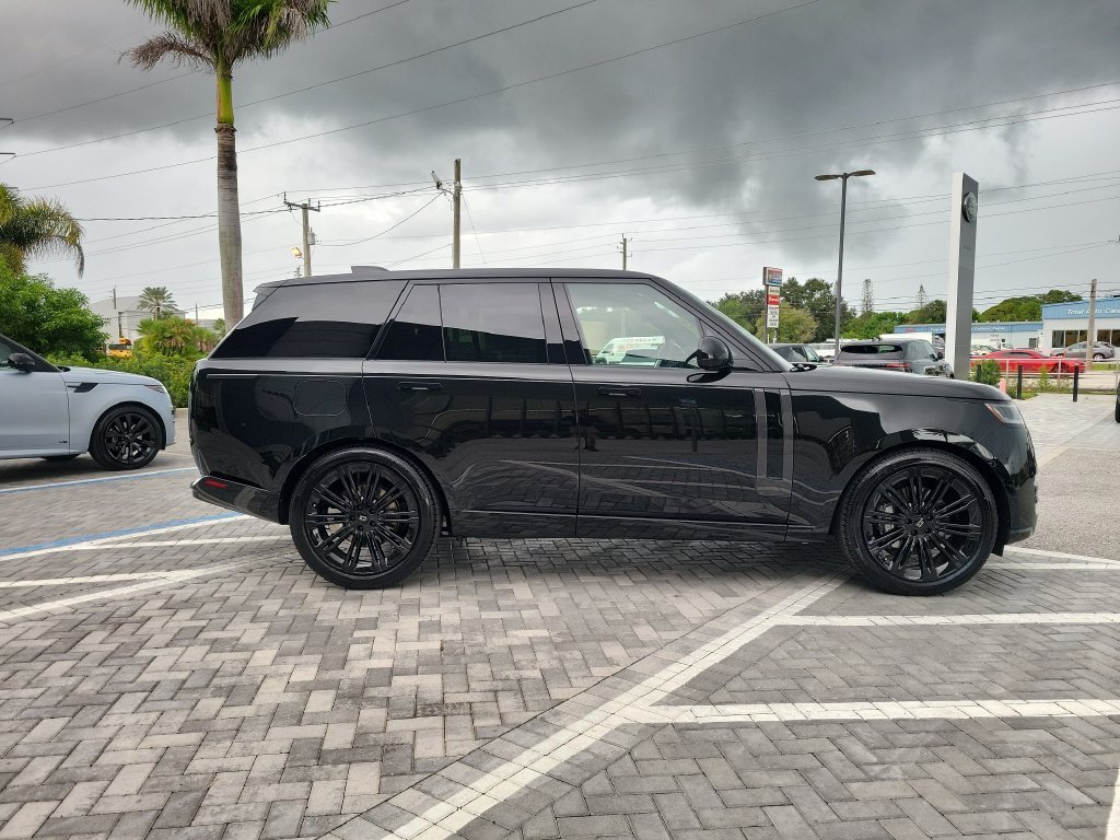 New 2027 Santorini Black Land Rover SE image 6
