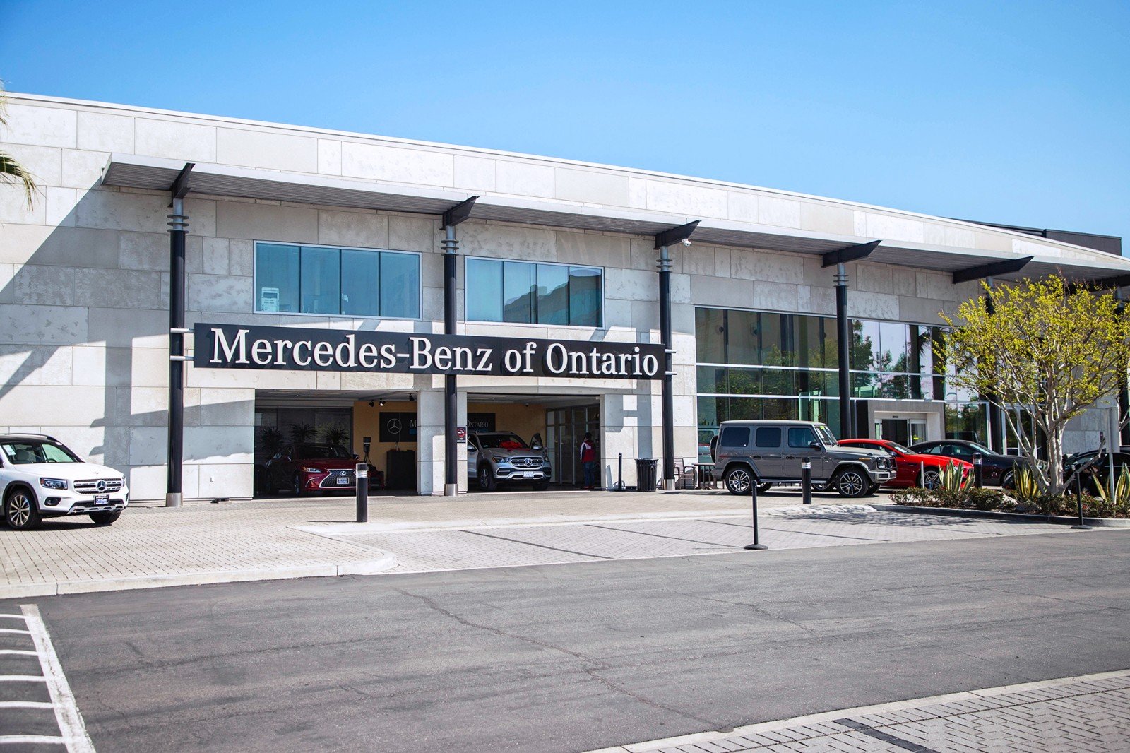 Certified Used 2025 MANUFAKTUR Olive Metallic Mercedes-Benz G 550 image 28