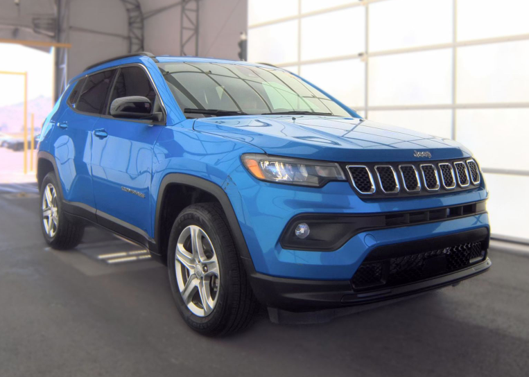 Used 2023 Blue Jeep Latitude image 4