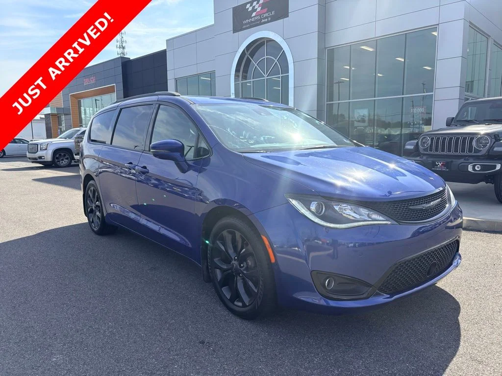2018 Chrysler Pacifica Limited's photo
